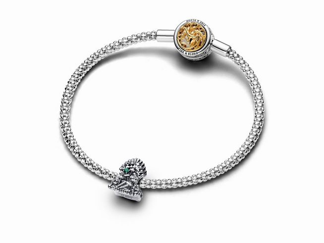 Pandora 792965C01 Charms - Game of Thrones Der Eiserne Thron-Anhänger aus Sterling Silber mit grünem Kristall, stilvoll in einem feinen Armband arrangiert.