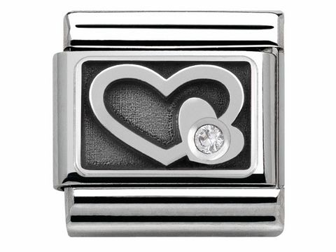 Ein silbernes Armband mit einem gravierten weißen Herzmotiv, das ein kleinerer Herzumschmeißer und ein funkelnder Stein dekoriert. Ideal für persönliche Akzente im Schmuckdesign.