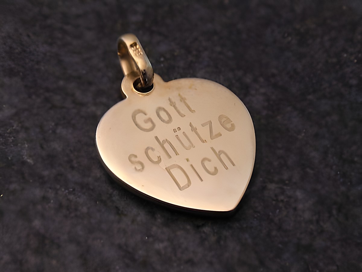 Schutzengel Gott schütze Dich Engel Gold Anhänger B, Hersteller Juwelier Harnisch, herzförmiger Anhänger mit eingegrabenem Schriftzug. Ideal als Geschenk oder Schmuckstück. – Ansicht 2