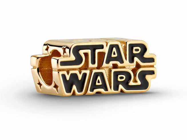 Ein 3D-Logo-Anhänger von Star Wars aus Silber und Gelbgold mit dem Schriftzug Star Wars und schwarzen Emaille-Akzenten, entworfen von Pandora.
