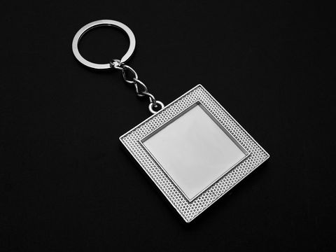 Silberfarbener Schlüsselanhänger in Form eines quadratischen Fotorahmens mit einer Länge von 10,5 cm, hergestellt von Juwelier Harnisch. Ideal zum persönlichen Gestalten.