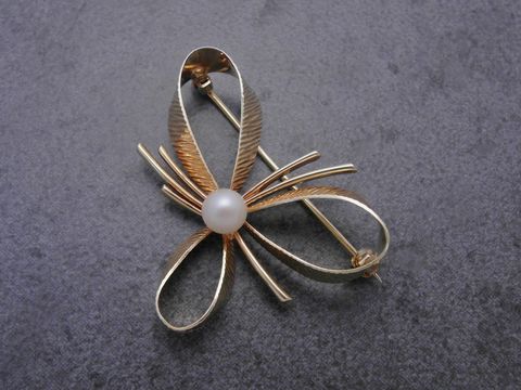 Gold Brosche exquisit Gold 585 Zuchtperle Anstecknadel Hersteller Juwelier Harnisch Broschen, filigranes Design mit geschwungenen Elementen und einer zentralen Perle.