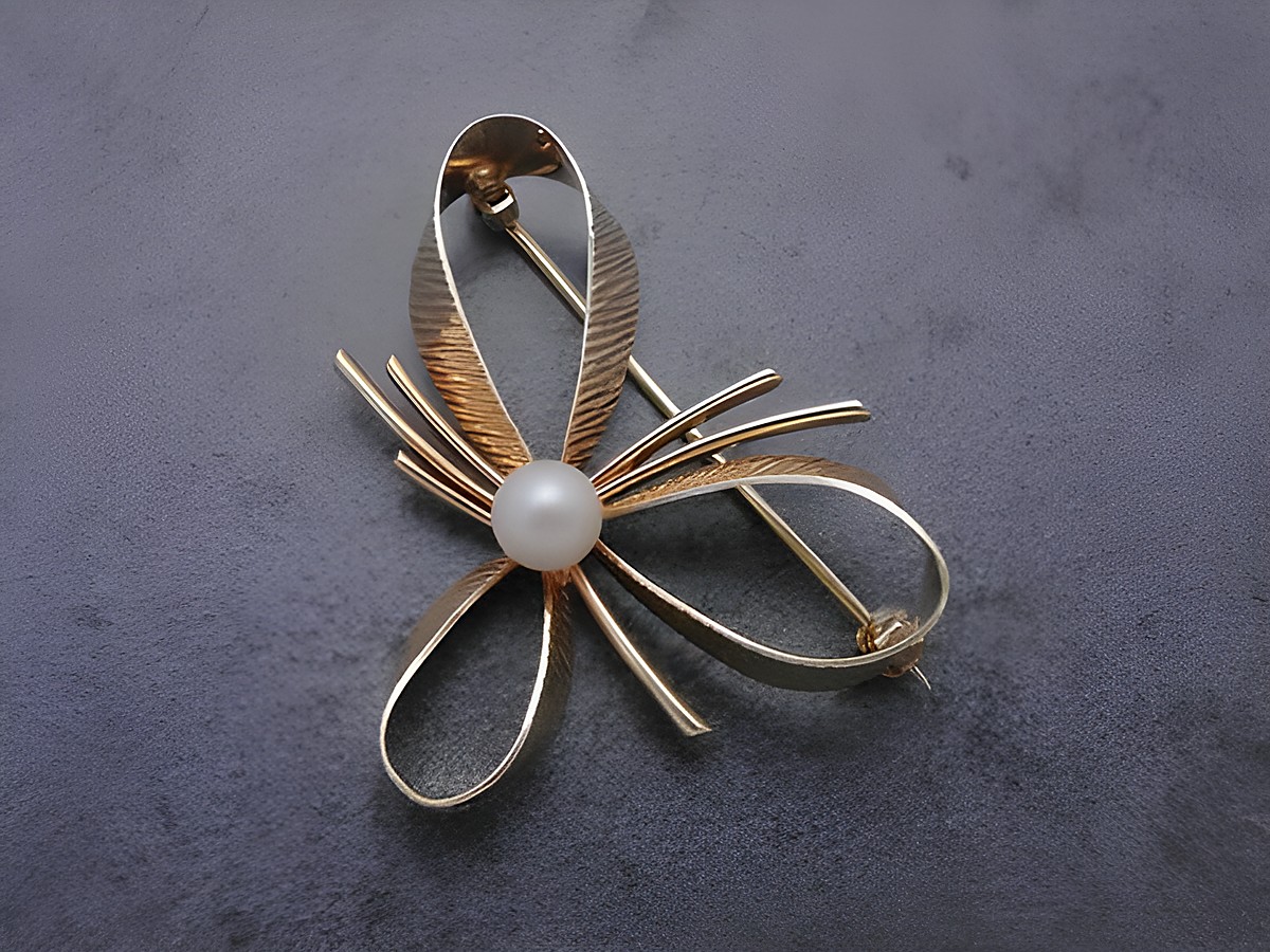 Gold Brosche exquisit Gold 585 Zuchtperle Anstecknadel Hersteller Juwelier Harnisch Broschen, filigranes Design mit geschwungenen Elementen und einer zentralen Perle.