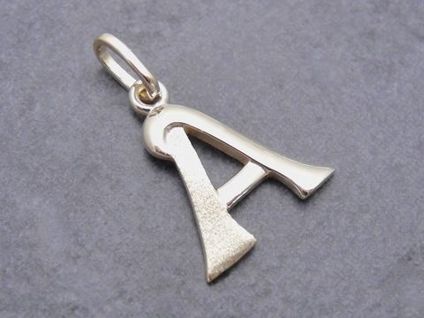 46920-0 Buchstaben Anhänger teilmattiert in Gold 333, Hersteller Juwelier Harnisch, zeigt den Buchstaben A in eleganter Form und stilvollem Design. Ideal als persönliche Note für Schmuckstücke.