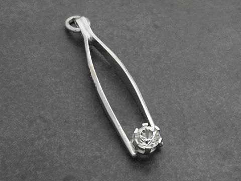 Silber Anhänger in Form einer Pinzette mit rhodiniertem Finish und einem Zirkonia Stein, hergestellt von Juwelier Harnisch. Der Anhänger ist elegant und zeitlos.