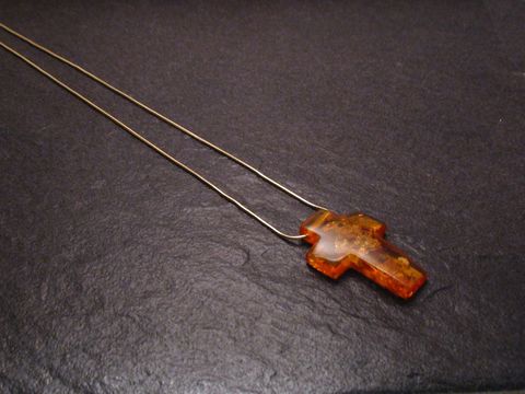 Kette mit Bernstein Anhänger in Form eines Kreuzes, Länge 50 cm, aus Sterling Silber, hergestellt von Juwelier Harnisch, Bernsteinfarbton in warmen Tönen.