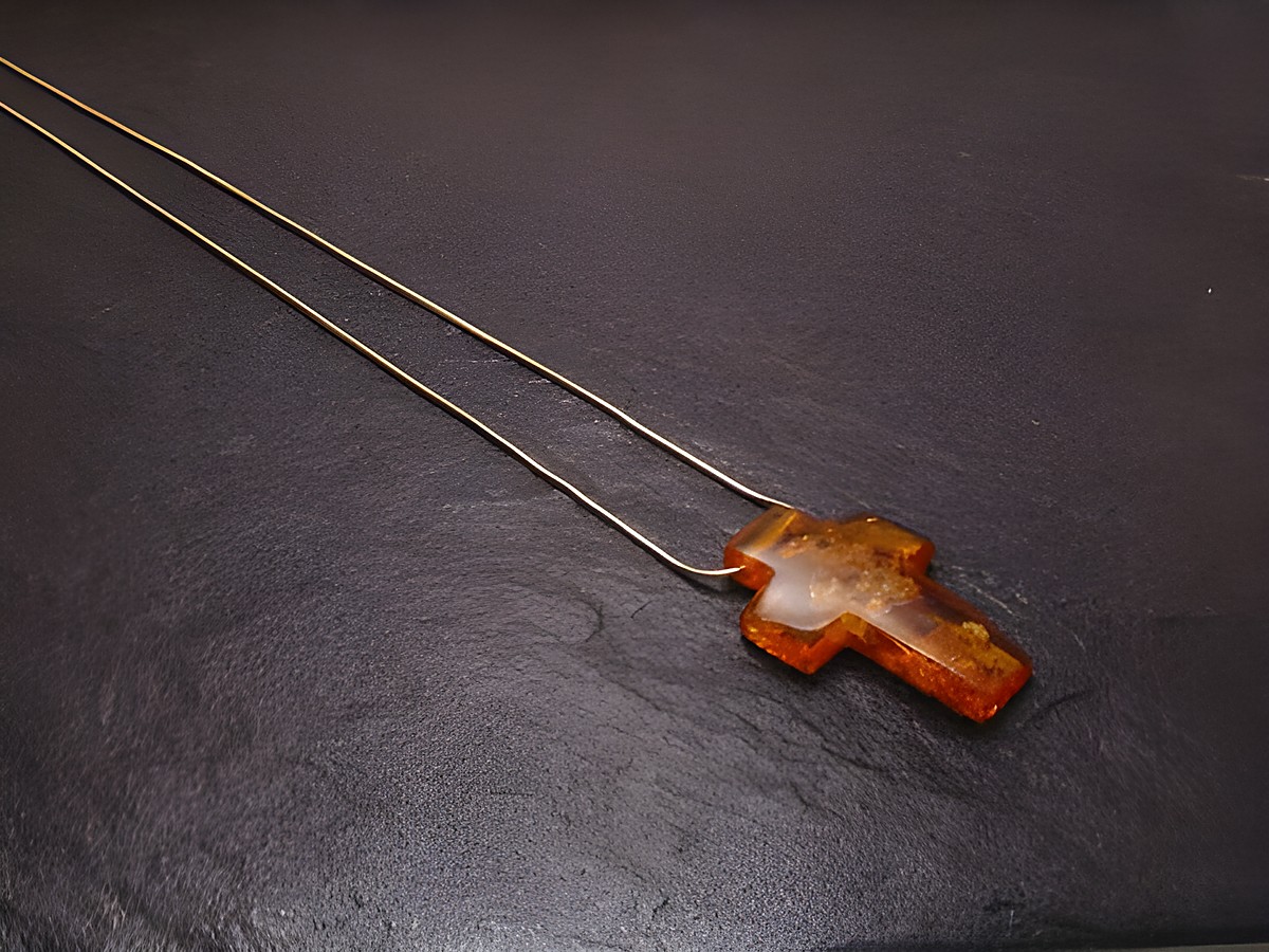 Kette mit Bernstein Anhänger in Form eines Kreuzes, Länge 50 cm, aus Sterling Silber, hergestellt von Juwelier Harnisch, Bernsteinfarbton in warmen Tönen.