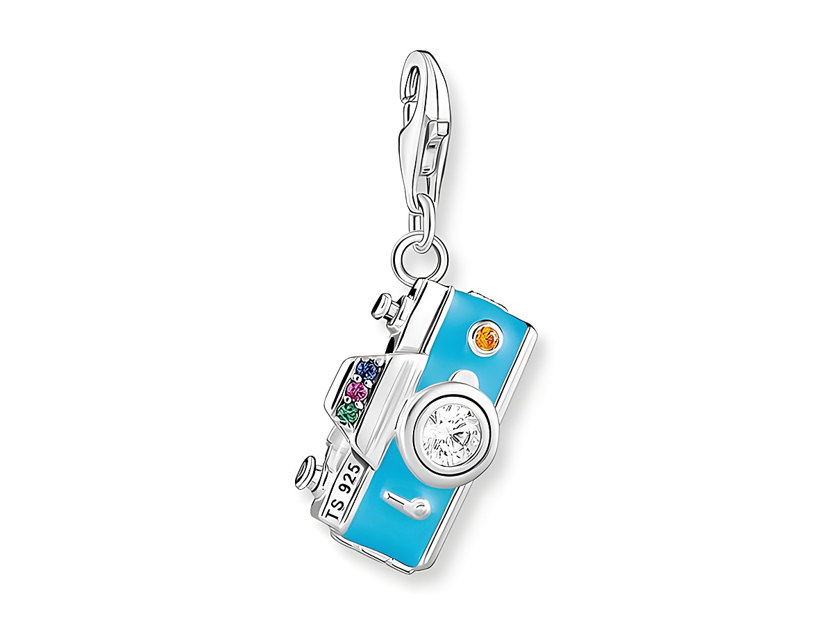 Charm-Anhänger von Thomas Sabo in Silber mit geschwungener Form und buntem Glas-Keramik Stein, gestaltet als Fotokamera. Ideal für Mode- und Schmuckliebhaber.