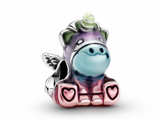 Einhorn Charm aus Silber mit transparentem Blau, Grün, Lila und Pink Emaille, detailreich gestaltet mit niedlichen Details und Herzmotiven, von Pandora, Modellnummer 799353C01.
