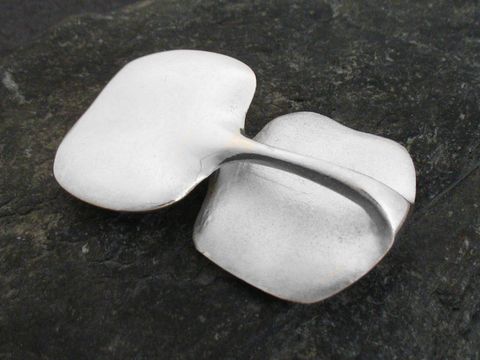Brosche aus echt Silber im organischen Design, teilmattiert. Hergestellt von Juwelier Harnisch, zeigt sie eine harmonische Form mit sanften Linien und eleganter Ästhetik.