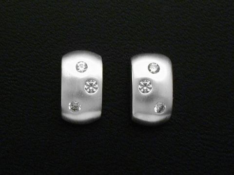 39710-0 Ohrstecker in Weißer Elegance aus Sterling Silber mit Zirkonia, hergestellt von Juwelier Harnisch, glänzende Steine gestalten ein schickes und elegantes Design.