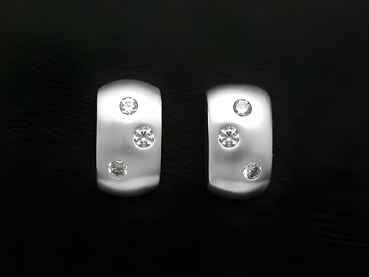 Ohrstecker in Weißer Elegance aus Sterling Silber mit Zirkonia, hergestellt von Juwelier Harnisch, glänzende Steine gestalten ein schickes und elegantes Design.