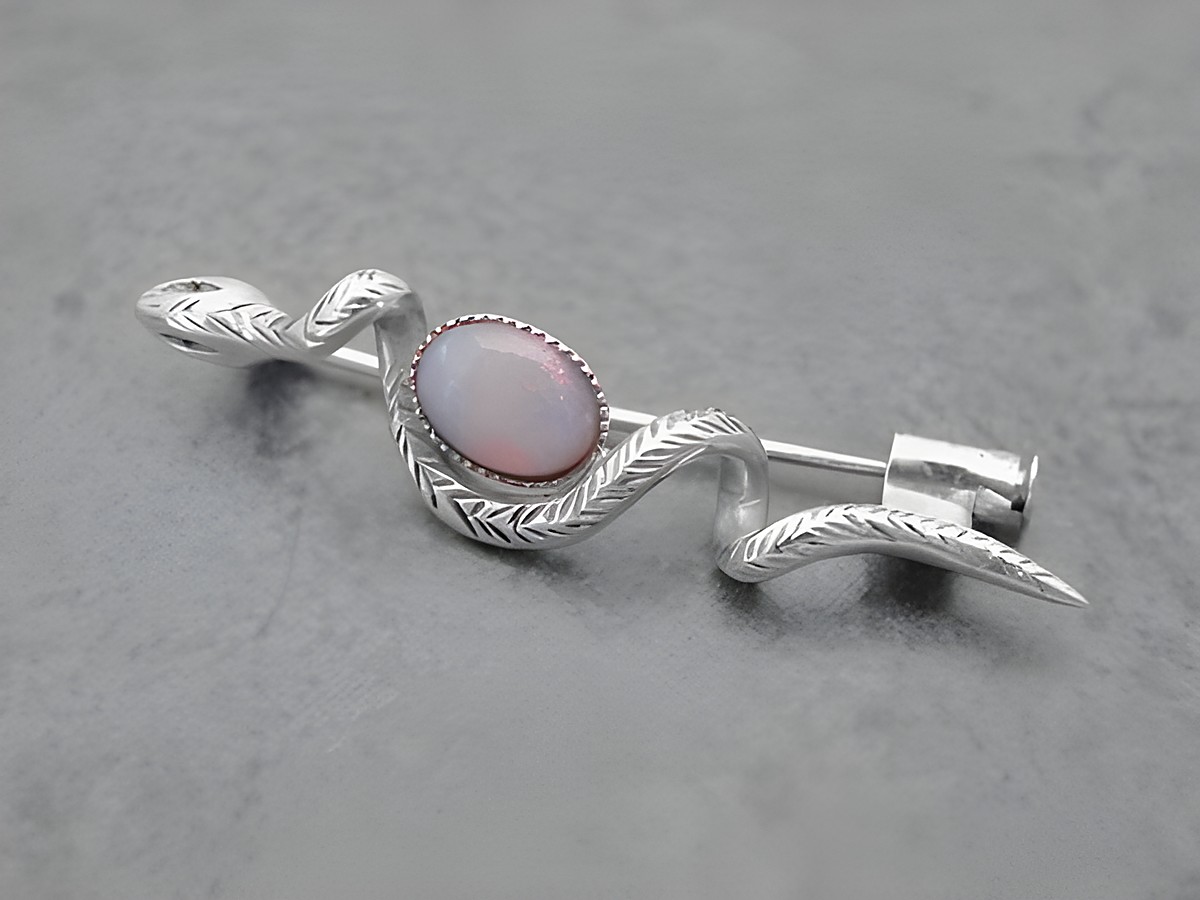 Silber Brosche in Form einer Schlange mit tierischem Design, verziert mit einem Opal, Hersteller: Juwelier Harnisch, ideal als elegante Brosche.