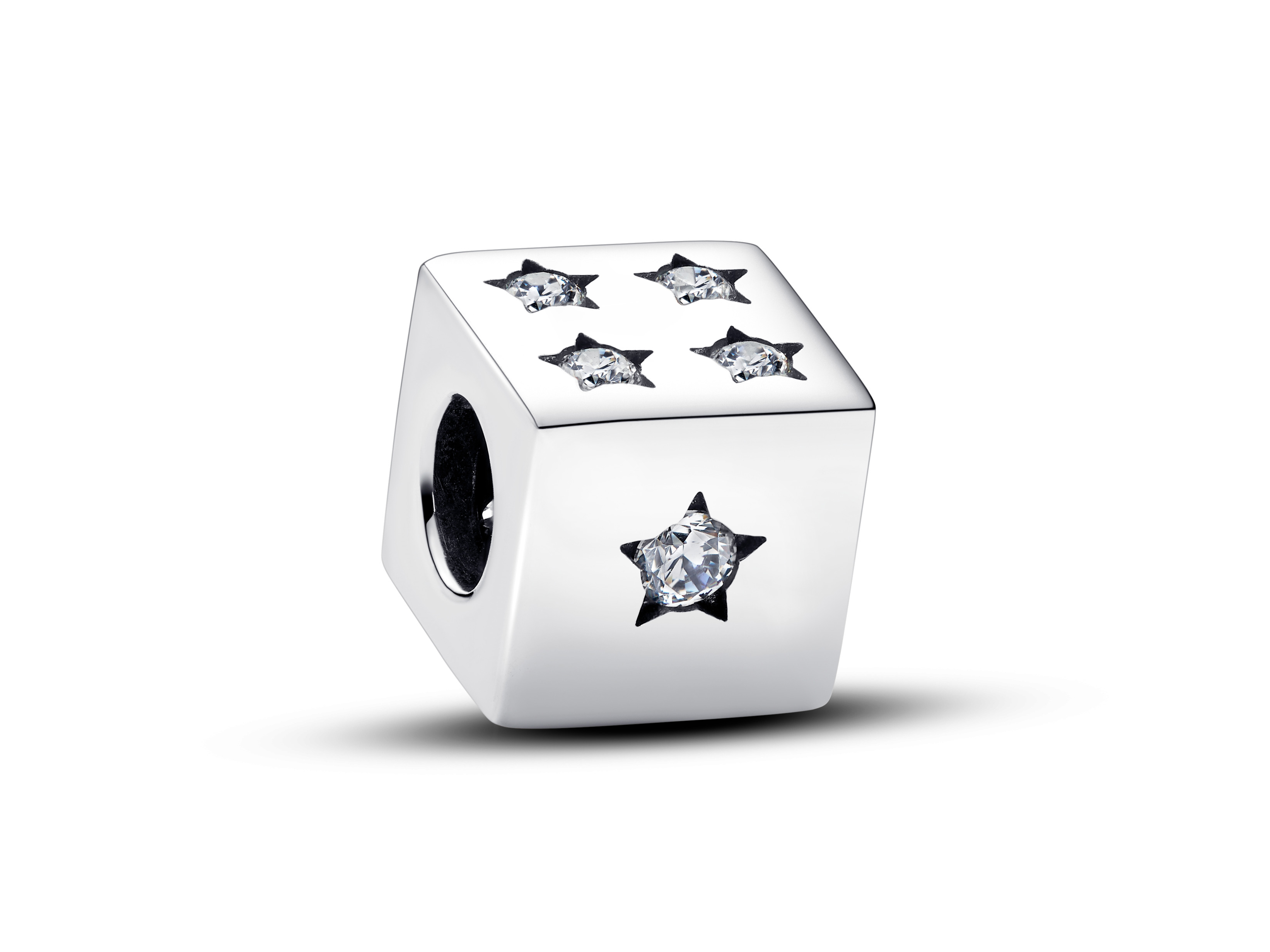 Silberner Pandora Würfelanhänger mit klarem Zironia, verziert mit fünf schwarzen Sternen, ideal für Armbänder und Schmuckkollektionen. Herstellernummer 793581C01.