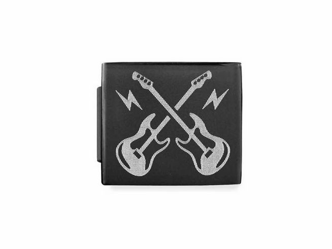 Zwei glänzende Gitarren in silberner Farbe überqueren sich auf einem schwarz-matten Hintergrund, umgeben von Blitzsymbolen, aus Edelstahl und PVD gefertigt, von der Marke Nomination.