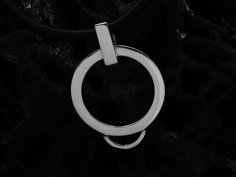 37496-0 Charms Träger für Kette aus poliertem Sterling Silber mit einem Durchmesser von 17 mm, hergestellt von Juwelier Harnisch, in modernem Design.