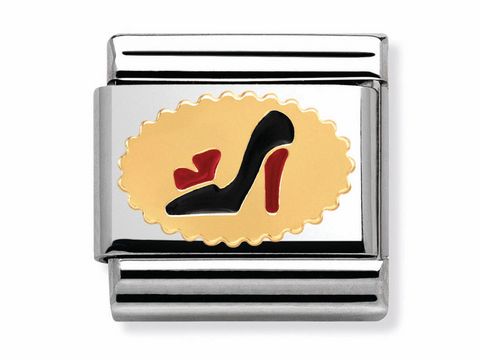 Ein goldfarbener Anhänger mit einer stilisierten Darstellung eines hohen Damenschuhs in schwarz und rot auf einer ovalen Plakette. Der Anhänger gehört zur Kollektion Classic Madame et Monsieur von Nomination.
