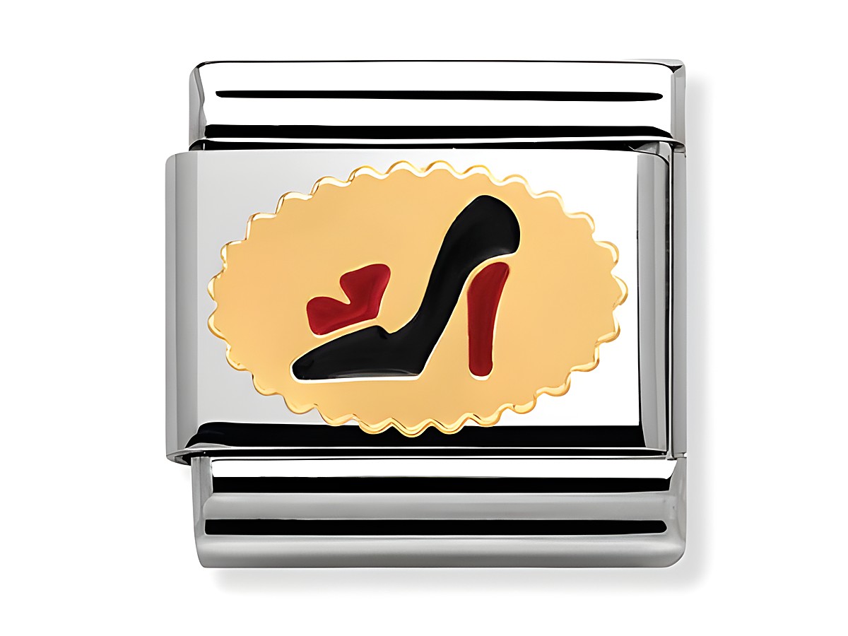 Ein goldfarbener Anhänger mit einer stilisierten Darstellung eines hohen Damenschuhs in schwarz und rot auf einer ovalen Plakette. Der Anhänger gehört zur Kollektion Classic Madame et Monsieur von Nomination.