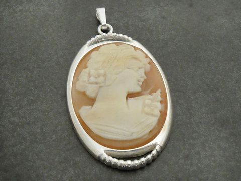 Silber Anhänger mit rhodiniertem Finish, eingefasste Gemme zeigt das Portrait einer Frau im Profil, ausgearbeitet mit feinen Details auf hellem Hintergrund. Hersteller: Juwelier Harnisch.