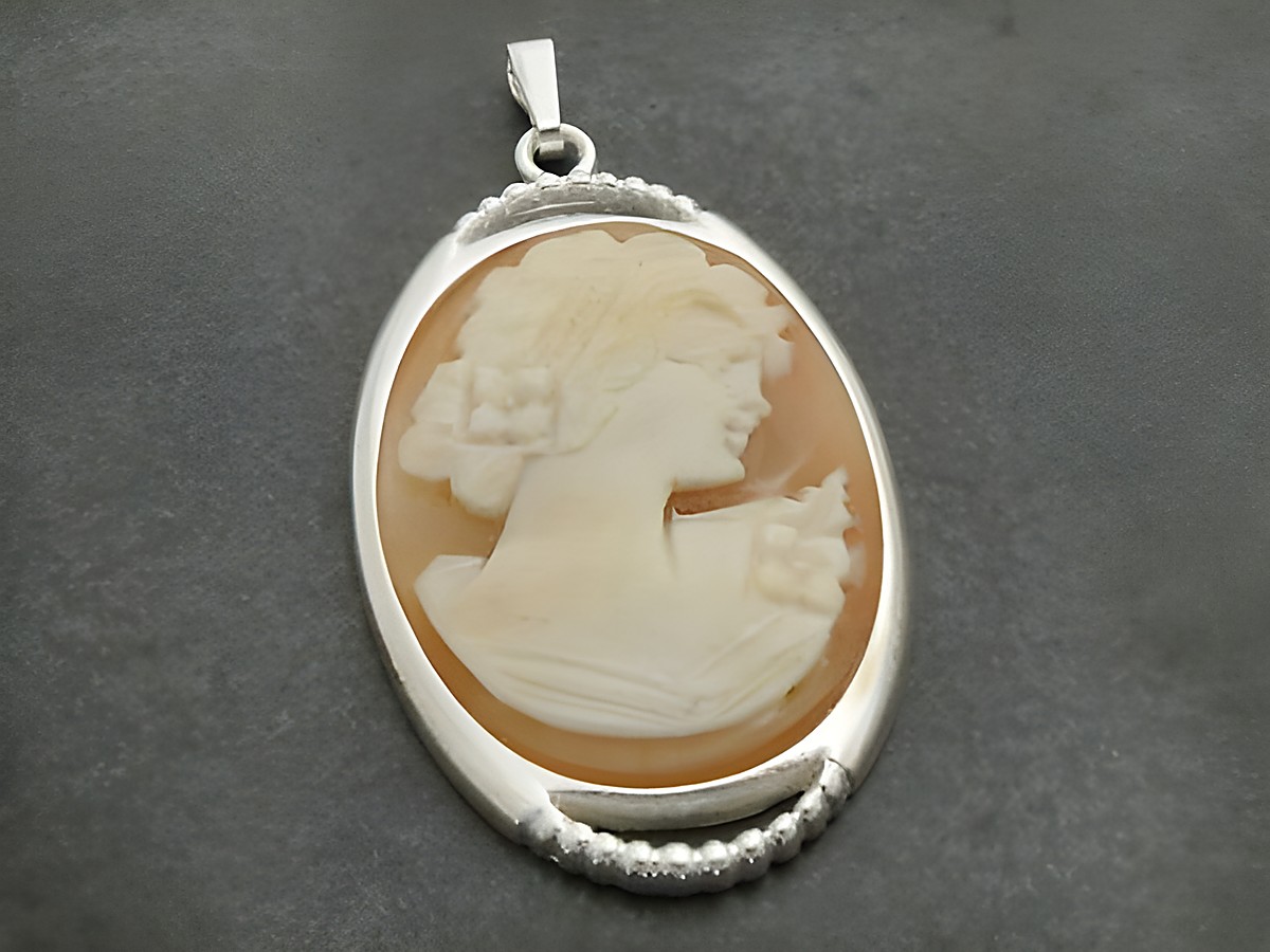 Silber Anhänger mit rhodiniertem Finish, eingefasste Gemme zeigt das Portrait einer Frau im Profil, ausgearbeitet mit feinen Details auf hellem Hintergrund. Hersteller: Juwelier Harnisch.