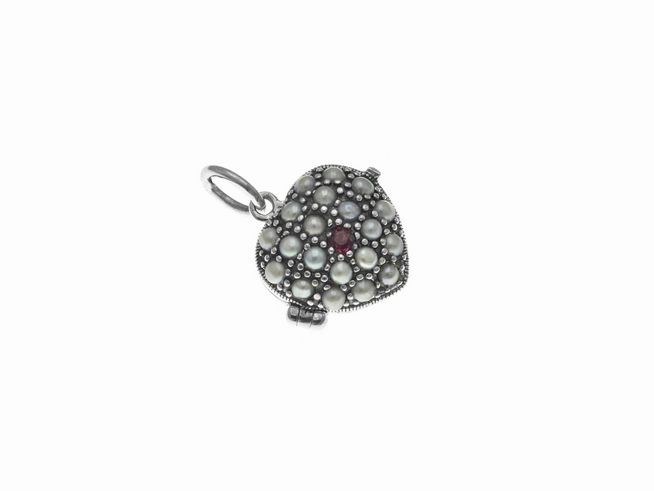 Medaillon in Form eines kleinen Herzens aus Sterling Silber mit Perlen und einem Rubin, hergestellt von Juwelier Harnisch, verziert mit feinen Details und einem Stein.