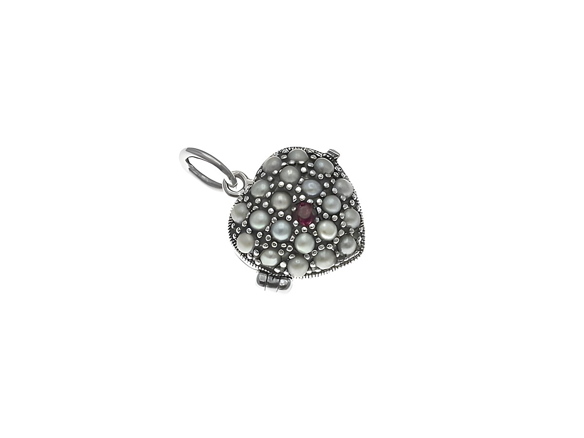 Medaillon in Form eines kleinen Herzens aus Sterling Silber mit Perlen und einem Rubin, hergestellt von Juwelier Harnisch, verziert mit feinen Details und einem Stein.