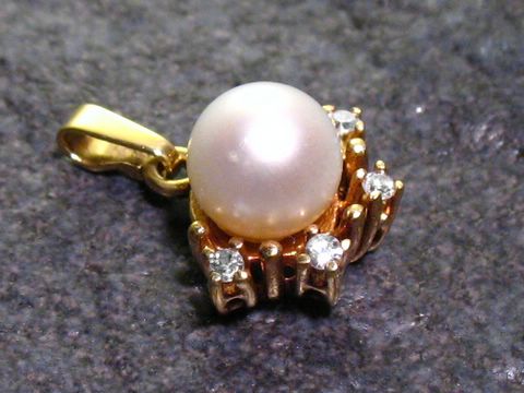 Diamant Gold 585/- Anhänger in Gelbgold mit einer runden Perle und funkelnden Diamanten, Hersteller Juwelier Harnisch, Größe 12 mm.