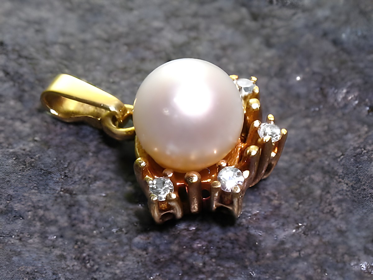 Diamant Gold 585/- Anhänger in Gelbgold mit einer runden Perle und funkelnden Diamanten, Hersteller Juwelier Harnisch, Größe 12 mm.