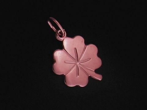 Kleeblatt Anhänger aus 925 Sterling Silber, rosé vergoldet, als Glücksbringer gestaltet, von Juwelier Harnisch, idealer Begleiter für positive Energie und Stil.
