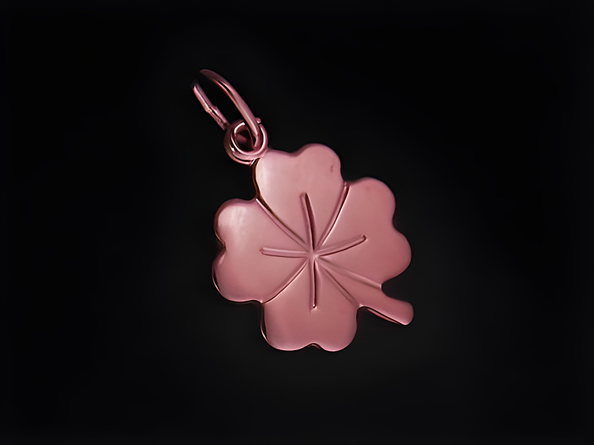 Kleeblatt Anhänger aus 925 Sterling Silber, rosé vergoldet, als Glücksbringer gestaltet, von Juwelier Harnisch, idealer Begleiter für positive Energie und Stil.