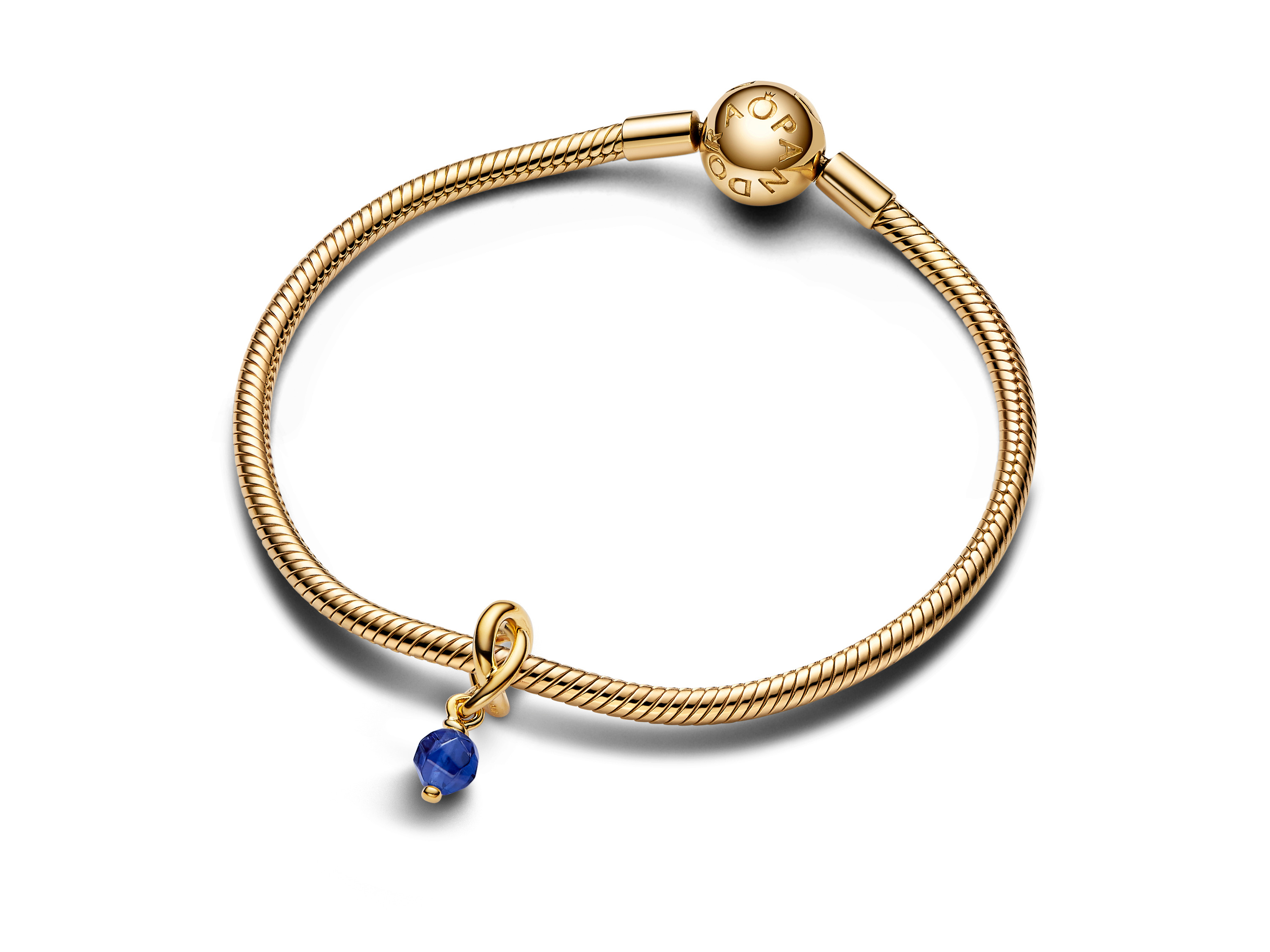 Handgefertetes Armband von Pandora in Gelbgold, verziert mit einem blauen Monatsstein im Facettenschliff, ideal für den September und perfekt zum Kombinieren.