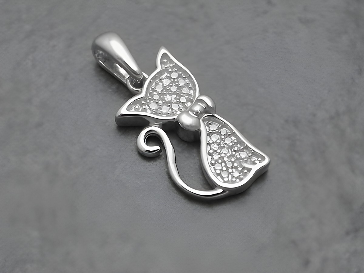 Niedlicher Katzenanhänger aus rhodiniertem Sterling Silber mit funkelnden Diamanten, hergestellt von Juwelier Harnisch, perfekt für Tierliebhaber.