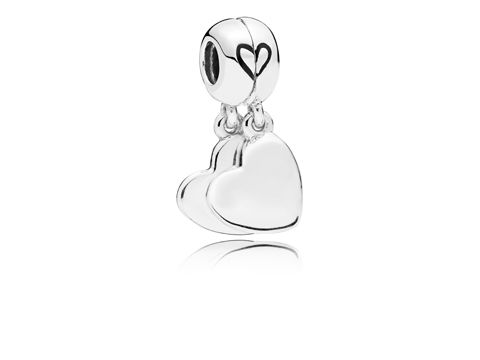 Silber Anhänger von Pandora mit doppeltem Herzmotiv, das die besondere Verbindung zwischen Mutter und Sohn symbolisiert, ideal für Schmuckliebhaber.