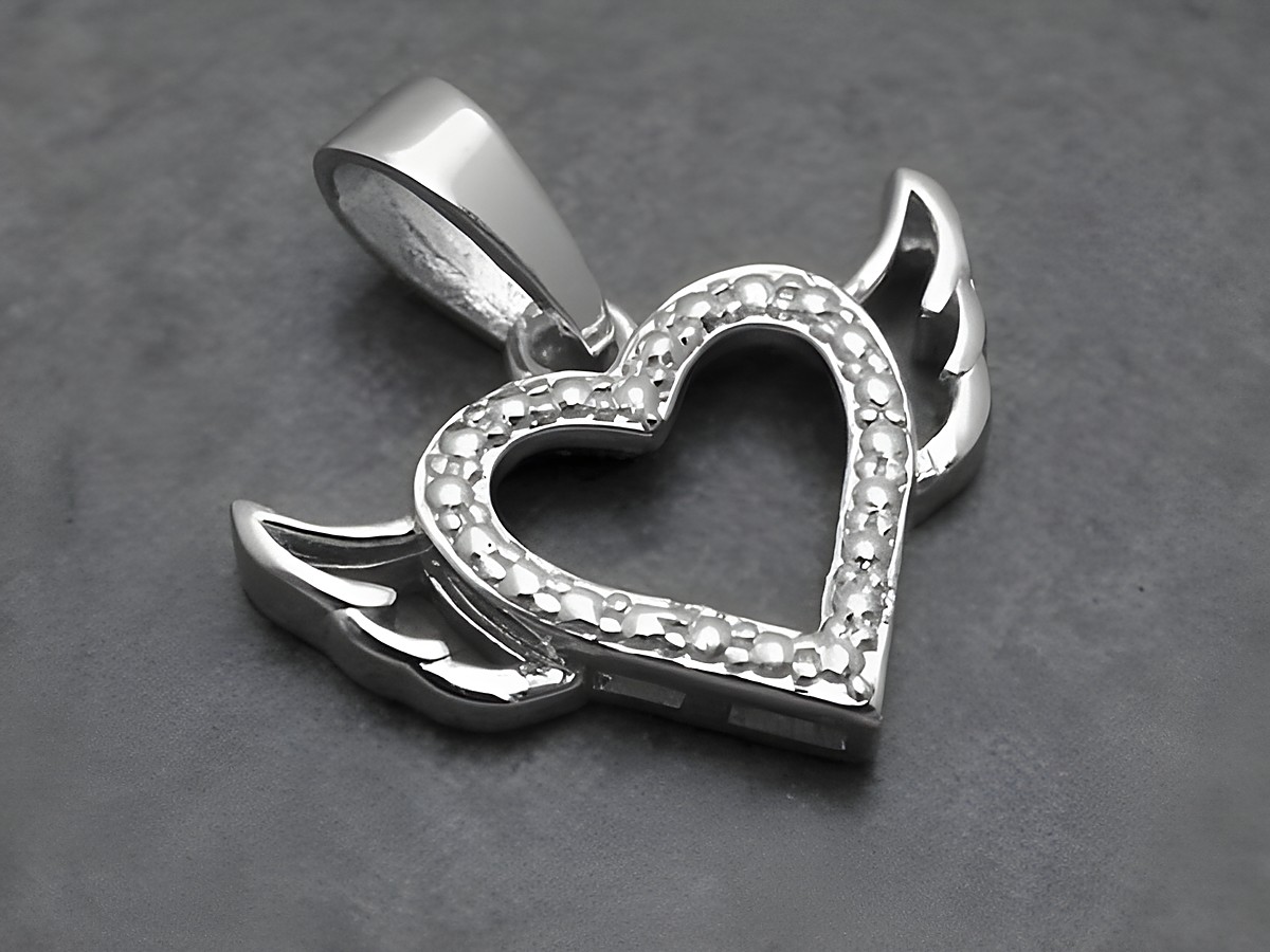 Anhänger in Herzform mit Flügeln aus Sterling Silber, romantisches Design, handgefertigt vom Juwelier Harnisch, verziert mit Perlen und Steinen für einen eleganten Look.