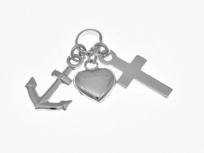 Anhänger aus 585er Weißgold mit den Symbolen Glaube, Liebe und Hoffnung in Form eines Kreuzes, eines Herzens und eines Ankers, hergestellt von Juwelier Harnisch, idealer Glücksbringer.