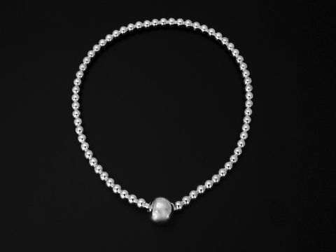 Silber Armband von Juwelier Harnisch, rhodiniert, mit Kugeln und einer zentralen, glatten Form, 18 cm lang, ohne Stein. Ideal für jeden Anlass.