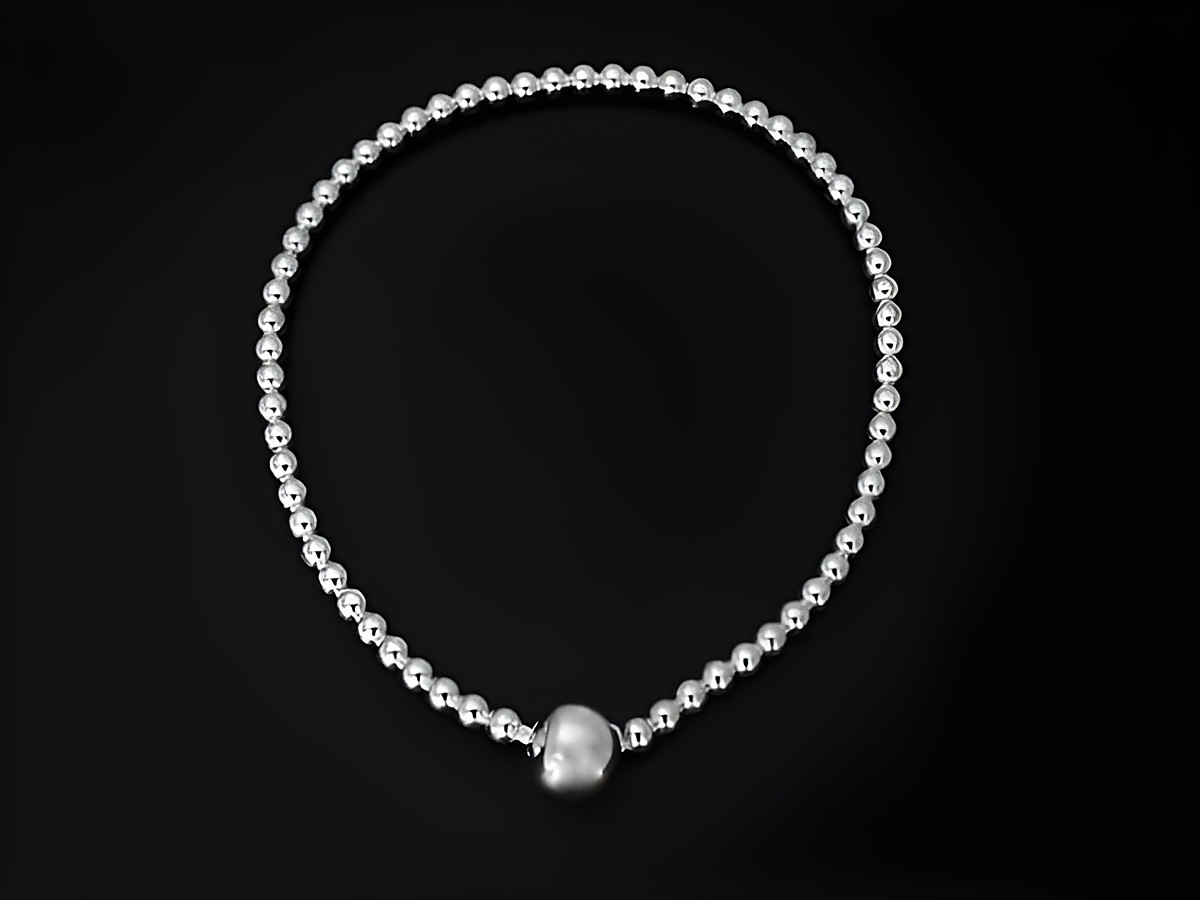 Silber Armband von Juwelier Harnisch, rhodiniert, mit Kugeln und einer zentralen, glatten Form, 18 cm lang, ohne Stein. Ideal für jeden Anlass.