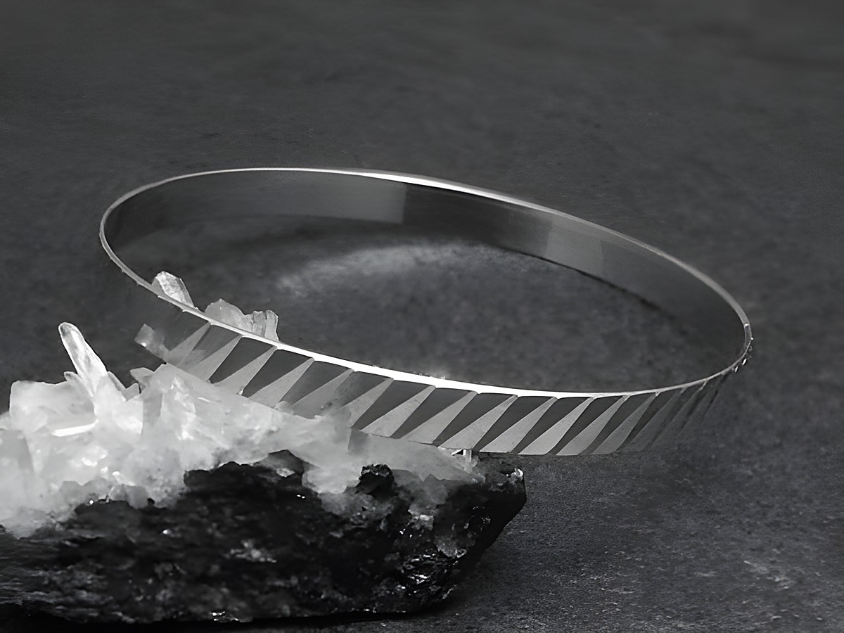 Silber Armreifen im Disco-look mit einer Breite von 6,1 mm und rhodiniert, Länge 20 cm, Hersteller: Juwelier Harnisch, elegant und modern auf schwarzem Hintergrund präsentiert.