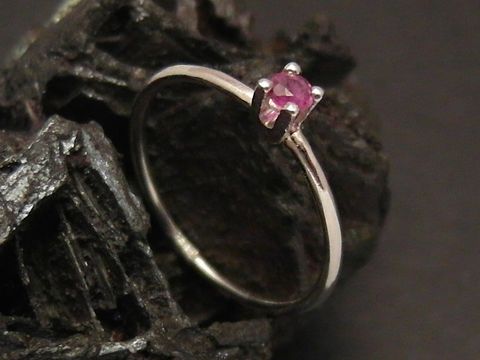 Weißgoldring fein Gold 585 mit Rubin in Größe 51 vom Hersteller Juwelier Harnisch, bis Größe 52/17, auf schwarzem Hintergrund präsentiert.