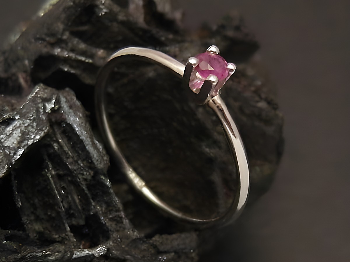 Weißgoldring fein Gold 585 mit Rubin in Größe 51 vom Hersteller Juwelier Harnisch, bis Größe 52/17, auf schwarzem Hintergrund präsentiert.
