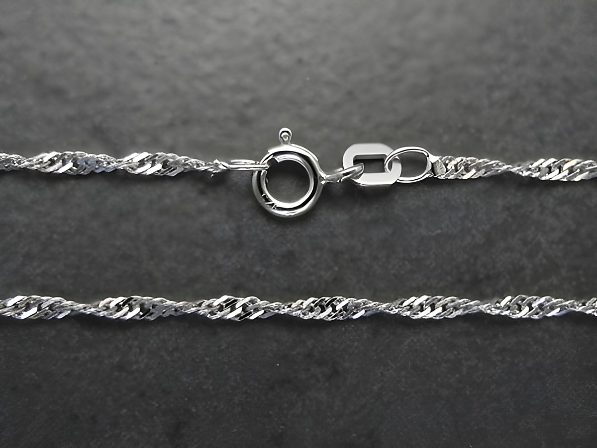 55 cm Sterling Silber rhod. Kordelkette Singapurkette 1,8 mm diamantiert des Herstellers Juwelier Harnisch rhodiniert, mit feinen, glitzernden Details und einem sicheren Verschluss.