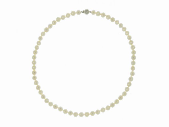 Perlenkette aus Süßwasser-Zuchtperlen mit einem Durchmesser von 7-7,5 mm in Weiß. Die Kette misst 45 cm und hat einen Verschluss aus Silber, Hersteller Juwelier Harnisch, klassisch.
