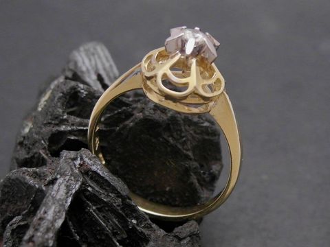 Gold Ring großartig Gold 585 bicolor Brillant Goldring Gr. 56,5 Hersteller Juwelier Harnisch bis Gr. 58 18,5 auf schwarzem Stein.