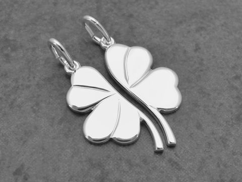 Silber Partneranhänger in Form eines Kleeblatts, mattiert und poliert, von Juwelier Harnisch, symbolisiert Glück und Verbundenheit als Partneranhänger.