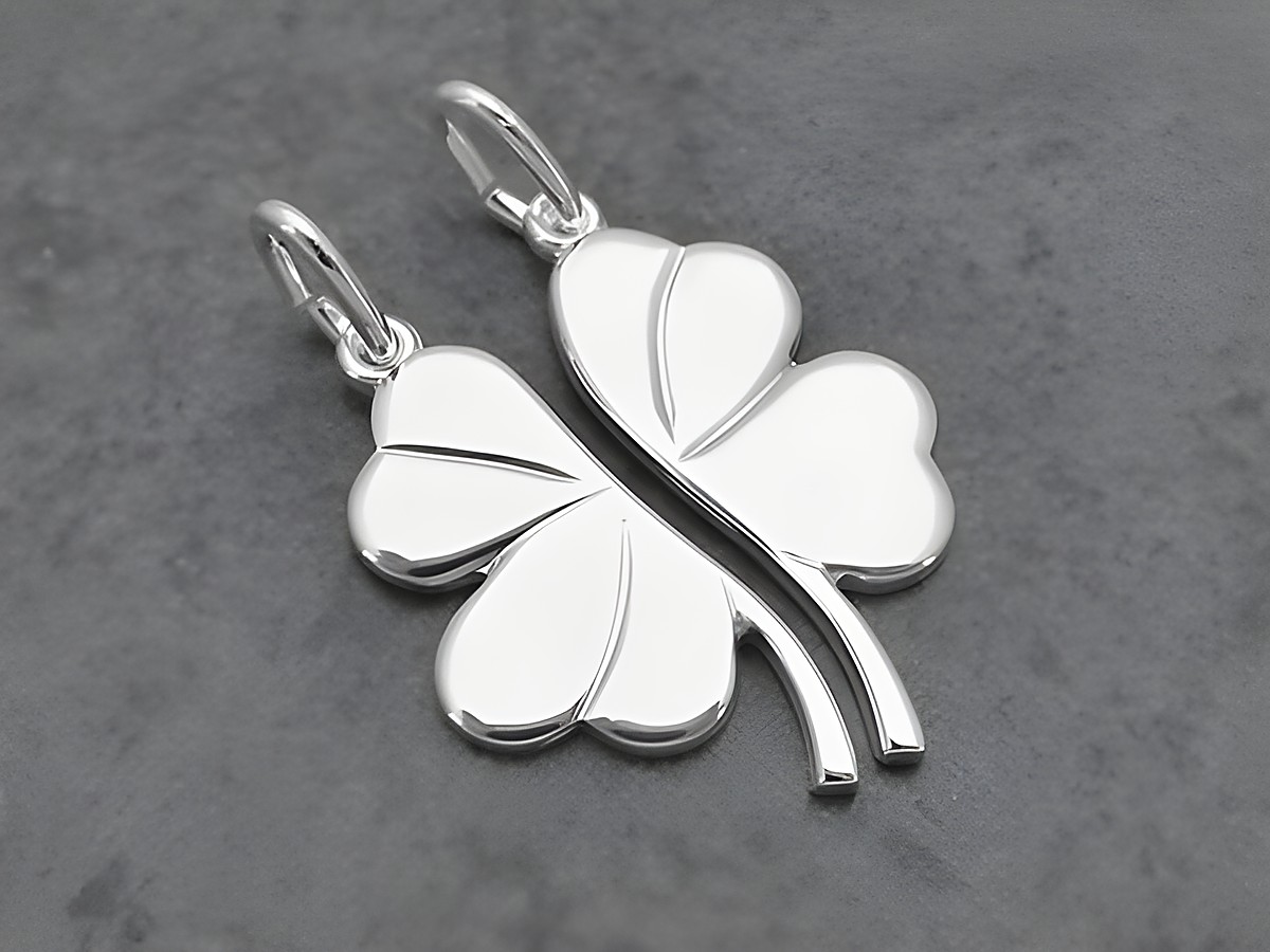 Silber Partneranhänger in Form eines Kleeblatts, mattiert und poliert, von Juwelier Harnisch, symbolisiert Glück und Verbundenheit als Partneranhänger.