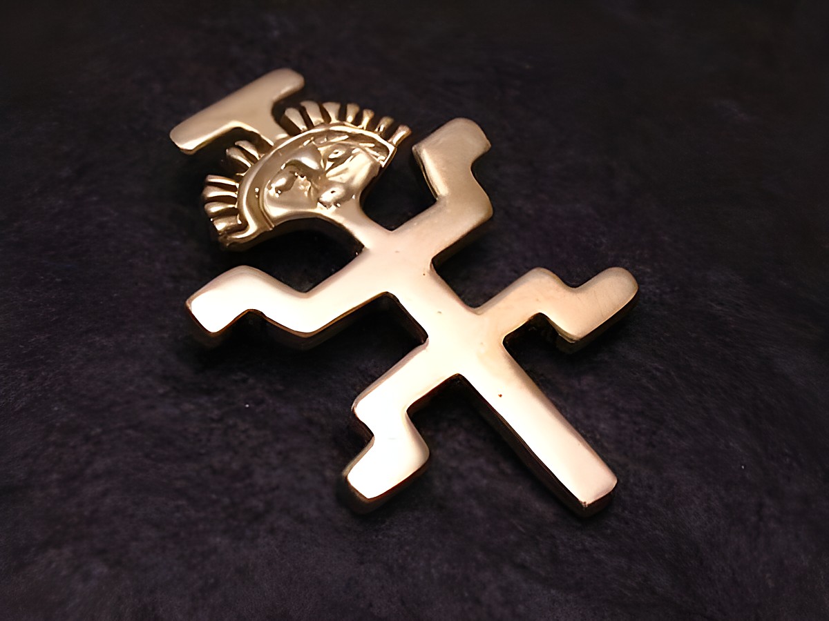 Gott in Koboldgestalt Anhänger aus Silber vergoldet, mit einzigartigem Design und feinen Details, hergestellt von Juwelier Harnisch, ideal als Schmuckstück für besondere Anlässe.