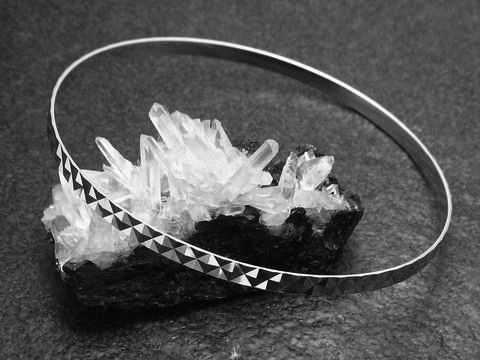 Silber Armreifen im sexy City Look, rhodiniert, 3,4 mm Breit und 21 cm Umfang, Hersteller Juwelier Harnisch, elegant auf einem Kristalluntergrund präsentiert.