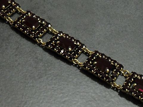 Strass Armband in granatrot, grazil und 19 cm lang, goldfarbene Details, Hersteller Juwelier Harnisch, ideal für stilvolle Akzente.