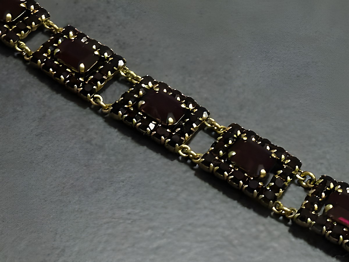 Strass Armband in granatrot, grazil und 19 cm lang, goldfarbene Details, Hersteller Juwelier Harnisch, ideal für stilvolle Akzente.