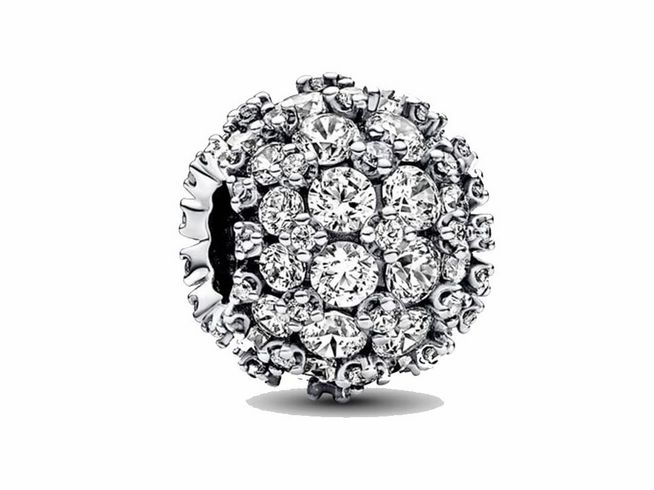 Runder Pavé Charm aus Sterling Silber von Pandora mit funkelnden Zirkonia Steinen, kunstvoll gestaltet und ideal für individuelle Schmuckstücke, glänzendes Finish und elegantes Design.
